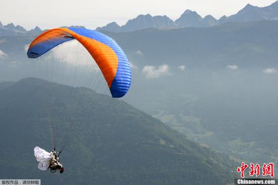 当地时间2013年9月22日，法国南部举行第40届飞行伞节。选手们驾驶着各式各样的飞行器进行表演。
