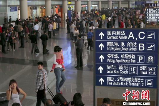 资料图:北京首都机场3号航站楼的到达大厅内旅客众多.