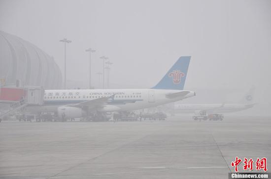 10月21日早，沈阳遭遇大雾，能见度仅为300米，沈阳机场航班出现大面积延误。<a target='_blank' href='http://www.chinanews.com/'>中新社</a>发程鹏飞摄