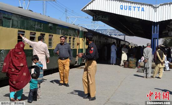 当地时间10月21日，巴基斯坦奎塔，民众在车站等候。当日上午一列客运列车在巴基斯坦西南部俾路支省遭炸弹袭击，造成至少6人死亡、超过17人受伤。据巴基斯坦媒体报道，当地时间上午9时30分左右，一列从奎塔开往拉瓦尔品第的客运列车在行驶到俾路支省东部纳西拉巴德时发生爆炸，造成4节车厢脱轨。