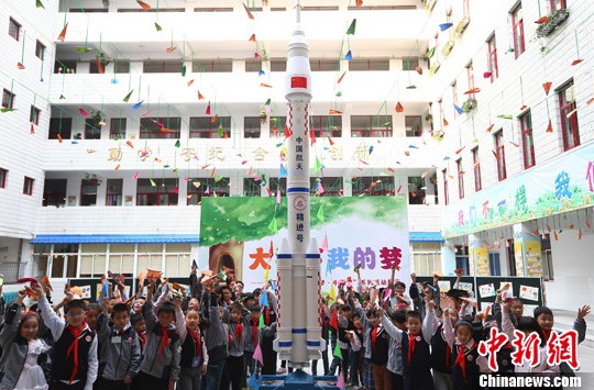 10月29日,南京火瓦巷小学的孩子们在该校师生们用环保材料亲手制作的火箭模型前欢呼。当日,南京举办小学生“大树下我的梦”主题活动,集中进行小学生综合素质教育才艺展示,同时现场放飞纸飞机,预示着孩子们的梦想会飞的更高更远。发 泱波 摄 10月29日,南京火瓦巷小学的孩子们在该校师生们用环保材料亲手制作的火箭模型前欢呼。当日,南京举办小学生“大树下我的梦”主题活动,集中进行小学生综合素质教育才艺展示,同时现场放飞纸飞机,预示着孩子们的梦想会飞的更高更远。发 泱波 摄
