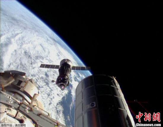 当地时间11月7日，美国宇航局发布的视频截图显示，联盟号飞船TMA-11M正在与国际空间站接轨。日本宇航员若田光一、俄罗斯宇航员米哈伊尔·秋林和美国宇航员里克·马斯特拉吉奥将奥运圣火首次带上太空。