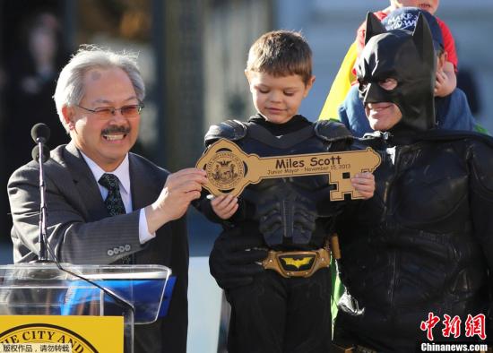 资料图：当地时间2013年11月15日，时任旧金山市长李孟贤表彰5岁的白血病患者“小蝙蝠侠”