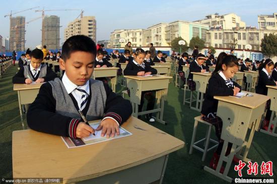 资料图:江苏省赣榆县实验小学,学生们参加千人书写活动。思维 摄 图片来源:CFP视觉中国 资料图:江苏省赣榆县实验小学,学生们参加千人书写活动。思维 摄 图片来源:CFP视觉中国