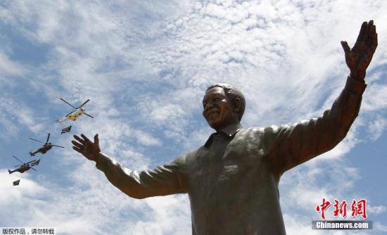 资料图：南非前总统曼德拉雕像。