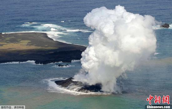 资料图：位于日本小笠原诸岛的西之岛附近发生火山喷发。