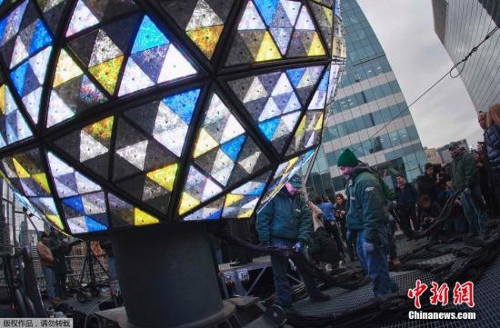 资料图：当地时间2013年12月30日，美国纽约，工作人员正在安装为时代广场跨年活动制作的沃特福德水晶球。