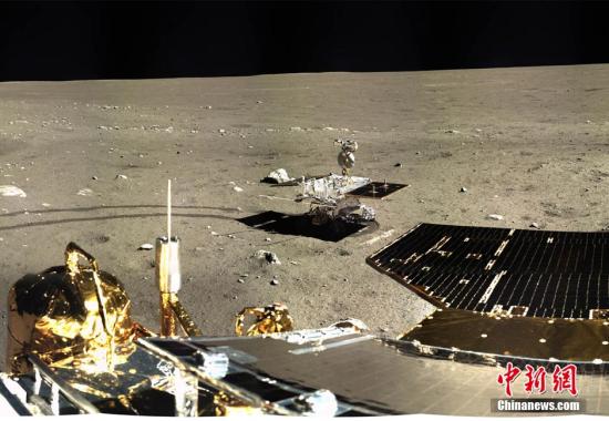 1月17日，中国国家国防科技工业局发布嫦娥三号着陆器拍摄的月球影像图。图为2013年12月17日至18日，嫦娥三号着陆器地形地貌相机拍摄的着陆器周边360°范围的全景镶嵌影像图，采用圆柱投影方式表达。<a target='_blank' href='http://www.chinanews.com/'>中新社</a>发