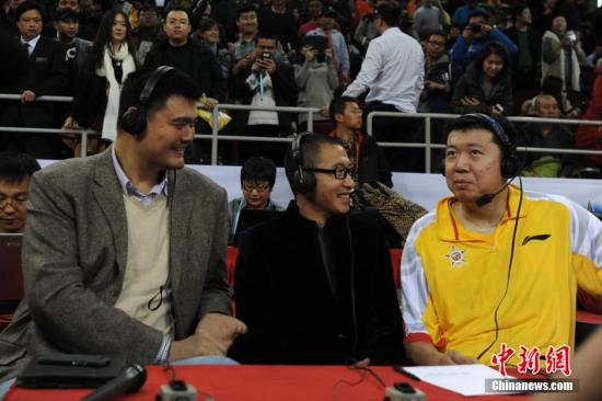 资料图：王治郅(右)、姚明(左)均为中国男篮黄金一代的杰出代表。<a target='_blank' href='http://www.chinanews.com/' >中新网</a>记者 张龙云 摄
