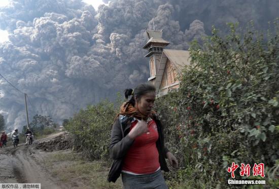 印尼一火山爆发 多个村庄被吞噬至少14人死(图