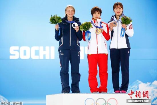 北京时间2月13日晚8时，2014年索契冬奥会短道速滑女子500米决赛结束，中国“独苗”李坚柔以45.263的成绩夺得冠军，为中国代表团斩获本届冬奥会首枚金牌。图为奖牌颁发仪式举行。