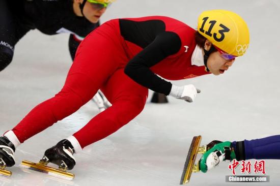 資料圖：2014年索契冬奧會短道速滑女子1500米決賽中，中國選手周洋奪得冠軍，成功衛(wèi)冕，這也是中國代表團本屆冬奧會第三枚金牌。圖為周洋在決賽中。