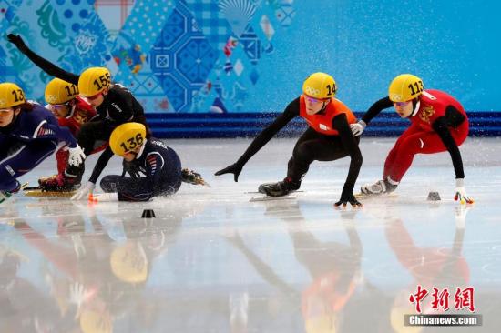 当地时间2月15日，2014年索契冬奥会短道速滑女子1500米决赛中，中国选手周洋夺得冠军，成功卫冕，这也是中国代表团本届冬奥会第三枚金牌。图为周洋(右一)和李坚柔(左二)在决赛中。富田 摄