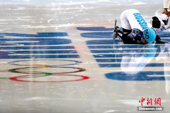 资料图：2014年2月15日，索契冬奥会短道速滑男子1000米决赛，俄罗斯包揽冠亚军，安贤洙以1分25秒325夺得金牌。图为安贤洙胜利后亲吻冰面。中新社发 富田 摄