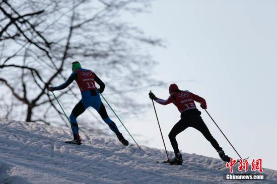 资料图：参加索契冬奥会北欧两项比赛的运动员在比赛场地训练。<a target='_blank' href='/'>中新社</a>发 刘关关 摄