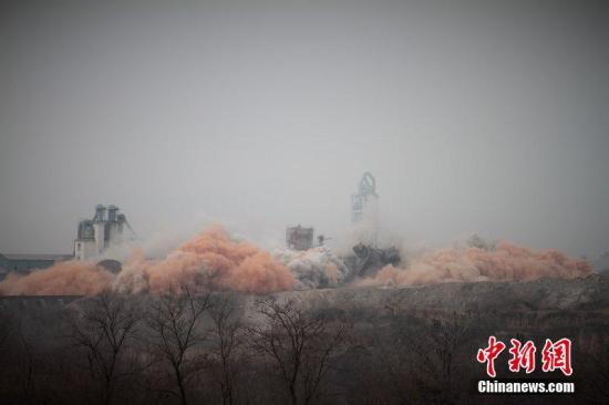 资料图：石家庄市集中爆破拆除水泥企业。图片来源：CFP视觉中国