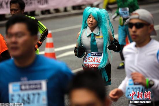 资料图片：当地时间2014年2月23日，日本东京举行马拉松赛，35000名选手参赛，其中不乏造型奇葩的扮相。