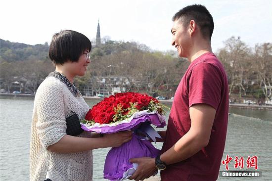 3月24日下午，浙江西湖斷橋上演了浪漫的求婚。<a target='_blank' href='/'>中新社</a>發 江志清 攝