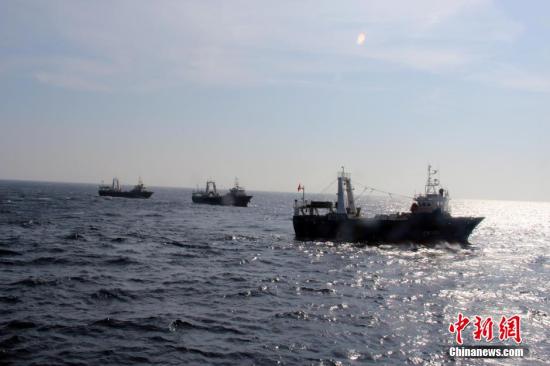 资料图：海军护航编队为途经亚丁湾海域的黑名单中国3艘渔船实施护卫。<a target='_blank' href='http://www.chinanews.com/'>中新社</a>发 李秀林 摄