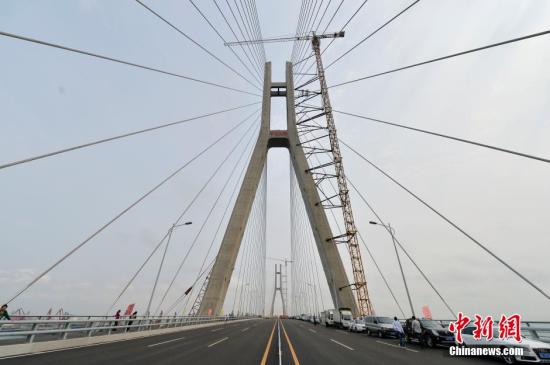 4月4日，海南省迄今为止最大跨度的跨海大桥——洋浦大桥建成通车，海口至洋浦一小时交通圈全线贯通。据了解，洋浦大桥起于洋浦经济开发区，落至儋州市白马井镇，全长3.3公里，其中主桥长820米，南引桥长734米，北引桥长554米，是海南桥梁史上施工难度最大、技术标准最高的跨海大桥。设计行车速度每小时80公里，总投资9.15亿元(人民币)。骆云飞 摄