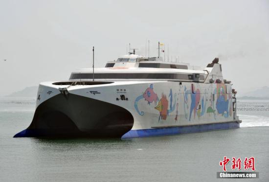 “丽娜轮”已核准载客人数为774人，时速36海里，从台北港出发，约3小时即可到达平潭。张斌 摄