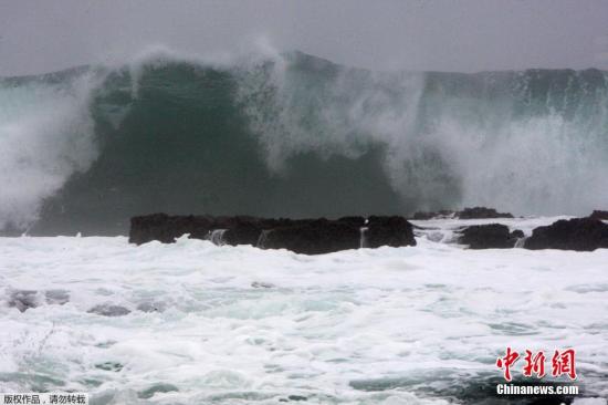 资料图：韩国济州岛沿岸地区遭大浪袭击。