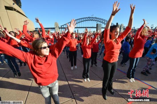 当地时间7月13日，澳大利亚悉尼，民众在悉尼歌剧院外参加2014“大舞汇”，此次活动吸引了2000名民众参加。他们中有专业舞蹈演员有业余爱好者也有社区舞蹈演员。