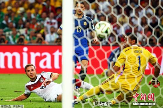 资料图：2014年7月14日凌晨3点，2014年巴西世界杯决赛在里约热内卢的马拉卡纳球场展开，阿根廷对阵德国，双方90分钟互交白卷，格策第113分钟的进球助德国1-0取胜，历史第4次拿到世界杯冠军，追平意大利，仅落后于巴西，同时也成为首支在美洲大陆夺得世界杯的欧洲球队。