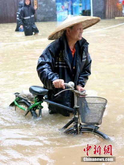 中国广州网 - 暴雨袭古城凤凰:河水暴涨景区关