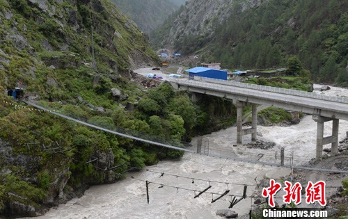 7月16日，西藏热索桥边境口岸建设进行中，联检大楼和热索公路桥正在紧张施工。<a target='_blank' href='http://www.chinanews.com/'>中新社</a>发 廖攀 摄