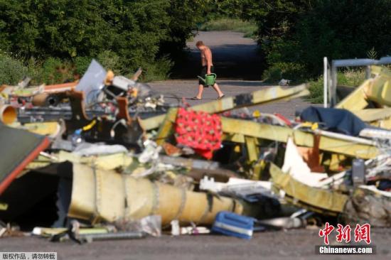 马来西亚MH17遇难者遗体回国 全国哀悼迎接(图)