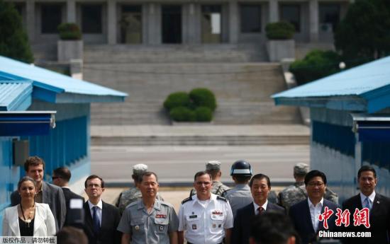 当地时间2014年7月27日，韩美联合司令部官员在板门店合影，纪念朝鲜战争停战61周年。