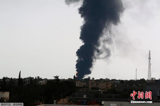 资料图：利比亚首都黎波里遭袭。