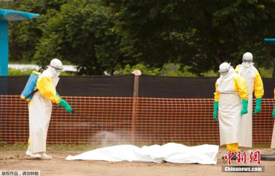 西非民众怕埃博拉传染 拒绝在住地附近埋葬死者 