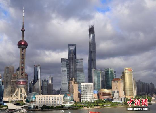 历时近6年,上海在建最高楼——上海中心大厦3日于此间完成最顶端的塔冠结构,成功攀上632米高度,刷新了沪上天际线。潘索菲 摄2008年底在全球金融海啸背景下开工的上海中心大厦总高度比著名的台北“101大楼”(508米)还要高出约四分之一,地处上海浦东陆家嘴“金融城”。建设方上海建工机施集团方面介绍,上海中心大厦塔冠结构位于118层至137层,高度为546米至632米,包含塔楼观光层、机电设备层等4个建筑功能区。资料显示,2013年4月,上海中心大厦经4年多建设后就已突破500米,高度超过同处上海浦东陆家嘴区域另两座摩天高楼——420.5米的金茂大厦和492米的环球金融中心,成为“上海第一高... 历时近6年,上海在建最高楼——上海中心大厦3日于此间完成最顶端的塔冠结构,成功攀上632米高度,刷新了沪上天际线。潘索菲 摄2008年底在全球金融海啸背景下开工的上海中心大厦总高度比著名的台北“101大楼”(508米)还要高出约四分之一,地处上海浦东陆家嘴“金融城”。建设方上海建工机施集团方面介绍,上海中心大厦塔冠结构位于118层至137层,高度为546米至632米,包含塔楼观光层、机电设备层等4个建筑功能区。资料显示,2013年4月,上海中心大厦经4年多建设后就已突破500米,高度超过同处上海浦东陆家嘴区域另两座摩天高楼——420.5米的金茂大厦和492米的环球金融中心,成为“上海第一高...