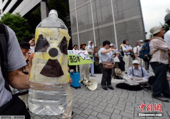 资料图：当地时间2014年8月8日，日本福岛，民众示威游行，抗议东京电力公司将污水排到大海。