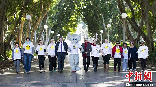 图为该活动主办方在悉尼举行的呼吁市民行走预防老年痴呆症宣传活动。/p中新社发 钟欣 摄