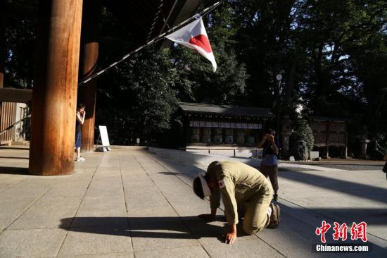 日本跨党派议员团83人集体参拜靖国神社(图)