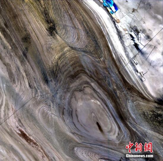 8月16日，中国发布“高分一号”高分辨率自然地理地貌图像，图像以反映自然地理地貌特征为主题，主要选用8米和16米分辨率多光谱图像，以国际遥感专业技术领域中常用的标准假彩色合成，即用近红外波段、红光波段和绿光波段分别对应红、绿、蓝三个通道。标准假彩色遥感图像，可以更好地区分不同地物特性，解译地物类型。图为甘肃酒泉市阿克塞县附近自然地理地貌图像。中国国家国防科技工业局 供图