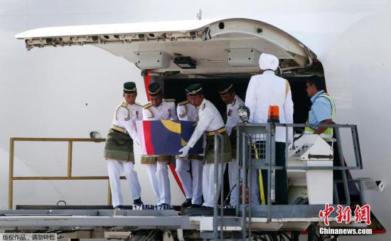 大马MH17遇难者遗体回国 已鉴定另10名遇难者 