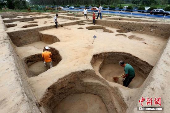 近日,一处距今6000至5000年之间的仰韶文化晚期聚落遗址在郑州市七里河畔被成功发掘。该遗址东西长300米,南北长400米,总面积12万平方米。外围有环壕,内有居住区、生活区、墓葬区三大区域。通过发掘发现了房基3处,灶台3个, 墓葬39处,灰坑140个, 瓮棺葬2处,出土大量陶器、蚌屑、石器和骨器等生活生产用具。图为考古工作人员发掘工地清理灰坑。中新社发 杨正华 摄 近日,一处距今6000至5000年之间的仰韶文化晚期聚落遗址在郑州市七里河畔被成功发掘。该遗址东西长300米,南北长400米,总面积12万平方米。外围有环壕,内有居住区、生活区、墓葬区三大区域。通过发掘发现了房基3处,灶台3个, 墓葬39处,灰坑140个, 瓮棺葬2处,出土大量陶器、蚌屑、石器和骨器等生活生产用具。图为考古工作人员发掘工地清理灰坑。中新社发 杨正华 摄