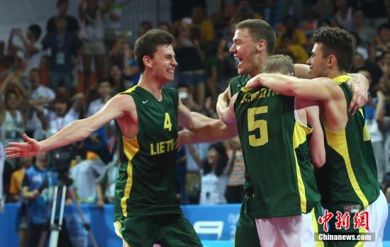 资料图：立陶宛队在比赛后庆祝胜利。 <a target='_blank' href='http://www.chinanews.com/'>中新社</a>发 泱波 摄