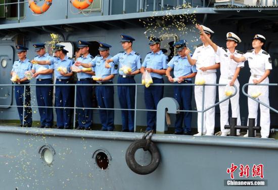 原料图:海陆空军官兵代外及中山舰博物馆做事人员在中山舰殉国地祭英魂。中新社发 张畅 摄 原料图:海陆空军官兵代外及中山舰博物馆做事人员在中山舰殉国地祭英魂。中新社发 张畅 摄