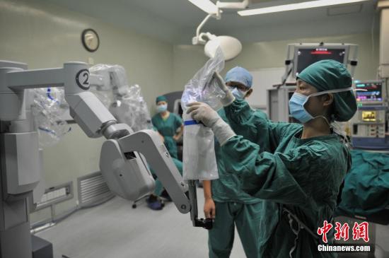 9月9日，手術機器人系統首次在四川走上手術臺。當日，四川首臺手術機器人系統在四川省人民醫院完成第一例手術，手術系統主要由醫師操控臺、床旁機械臂手術系統和3D成像系統組成，總價超過3000萬元人民幣。達芬奇手術機器人系統是全球唯一可以用於人體手術的人工智慧輔助的腔鏡手術系統，醫生通過操控搭配在機器手臂上的倣真手腕手術器械，從而完成外科手術。<a target='_blank' href='http://big5.china.com.cn/gate/big5/www.chinanews.com/'>中新社</a>發 劉忠俊 攝