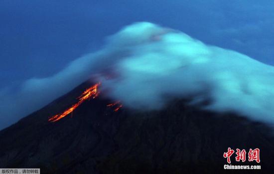 菲律宾马荣火山喷射岩浆 政府紧急疏散周边民众 