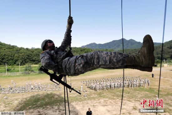 当地时间2014年9月18日，韩国京畿道东豆川，驻韩美军第2师团在美军营地举行空中强攻训练。