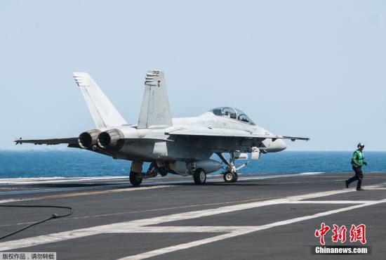 当地时间9月23日，美国海军F/A-18E超级大黄蜂完成对叙利亚“伊斯兰国”目标空袭行动后登上乔治·布什号航空母舰。