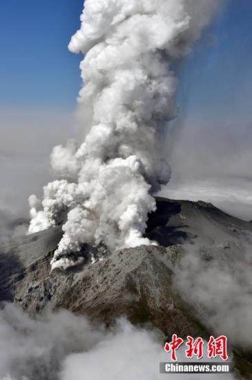 日本火山喷发落石大如西瓜 周边防备泥石流(图)