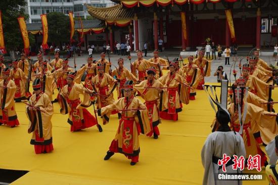 9月28日,广西柳州举行官方祭孔年夜典,包罗广西多数平易近族及中籍朋友等远千名市平易近正在文庙配合祭拜孔子。本次官方祭孔年夜典次要接纳汉朝祭奠形式,经由过程乐、歌、舞、礼四种情势集合表示儒家思惟文明,多数平易近族及中籍朋友共咏《论语》留念孔子。王运鹏 摄 9月28日,广西柳州举行官方祭孔年夜典,包罗广西多数平易近族及中籍朋友等远千名市平易近正在文庙配合祭拜孔子。本次官方祭孔年夜典次要接纳汉朝祭奠形式,经由过程乐、歌、舞、礼四种情势集合表示儒家思惟文明,多数平易近族及中籍朋友共咏《论语》留念孔子。王运鹏 摄