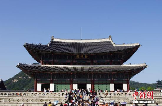 当地时间10月5日，大批游客来到景福宫参观。景福宫是朝鲜王朝(1392年-1910年)时期首尔的五大宫之一，也是朝鲜王朝的正宫，具有500余年历史。景福宫得名于中国古代《诗经》中有“君子万年，介尔景福”的诗句。 <a target='_blank' href='http://www.chinanews.com/'>中新社</a>发 贾天勇 摄